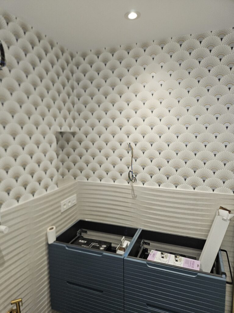 Papel pintado decorativo pared baño