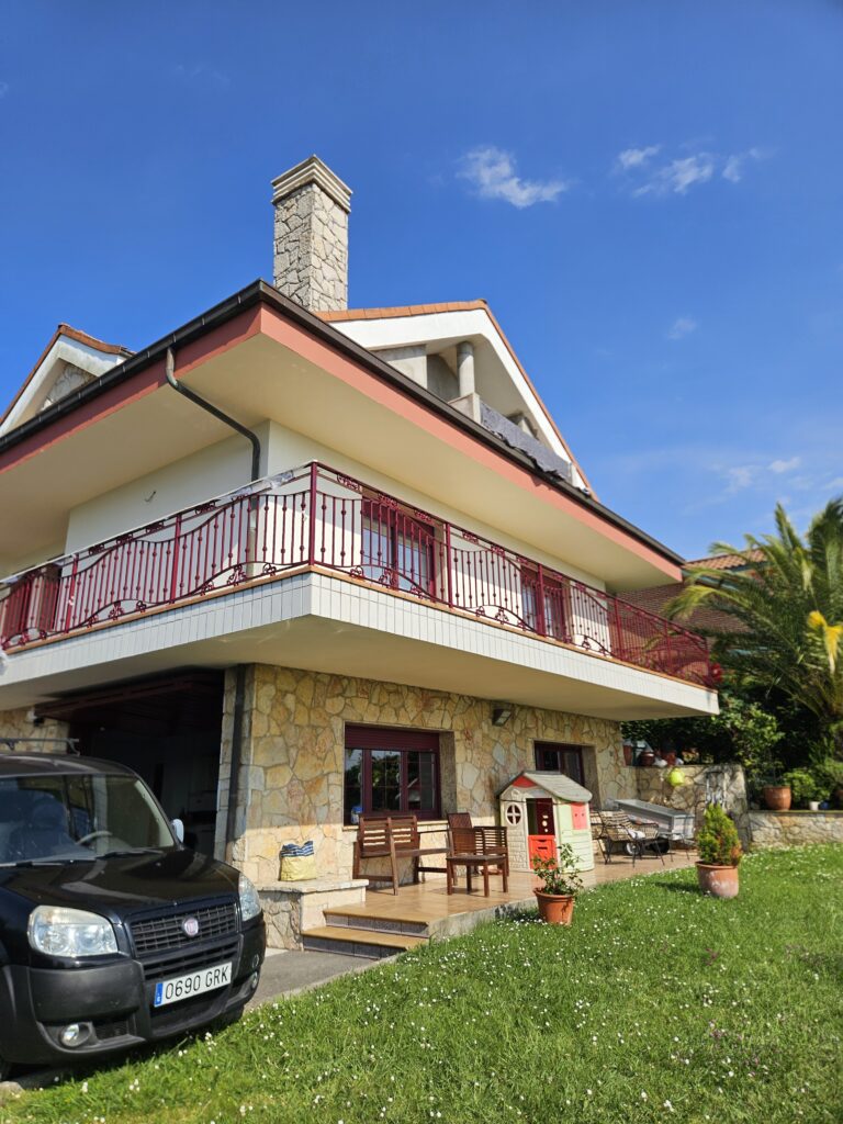 Exterior fachada restaurada vivienda