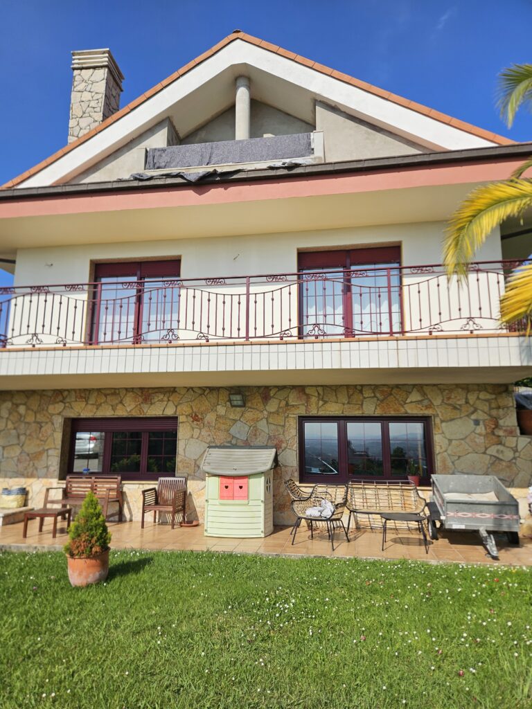 Exterior fachada restaurada vivienda