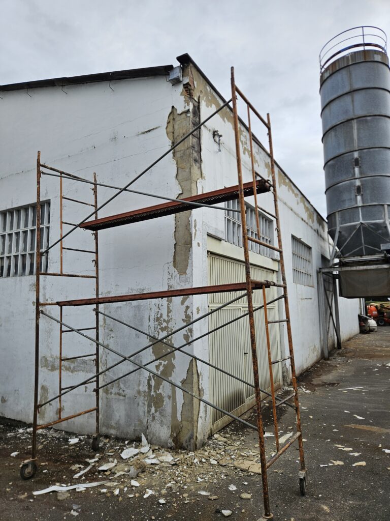Fachada de vivienda en mal estado
