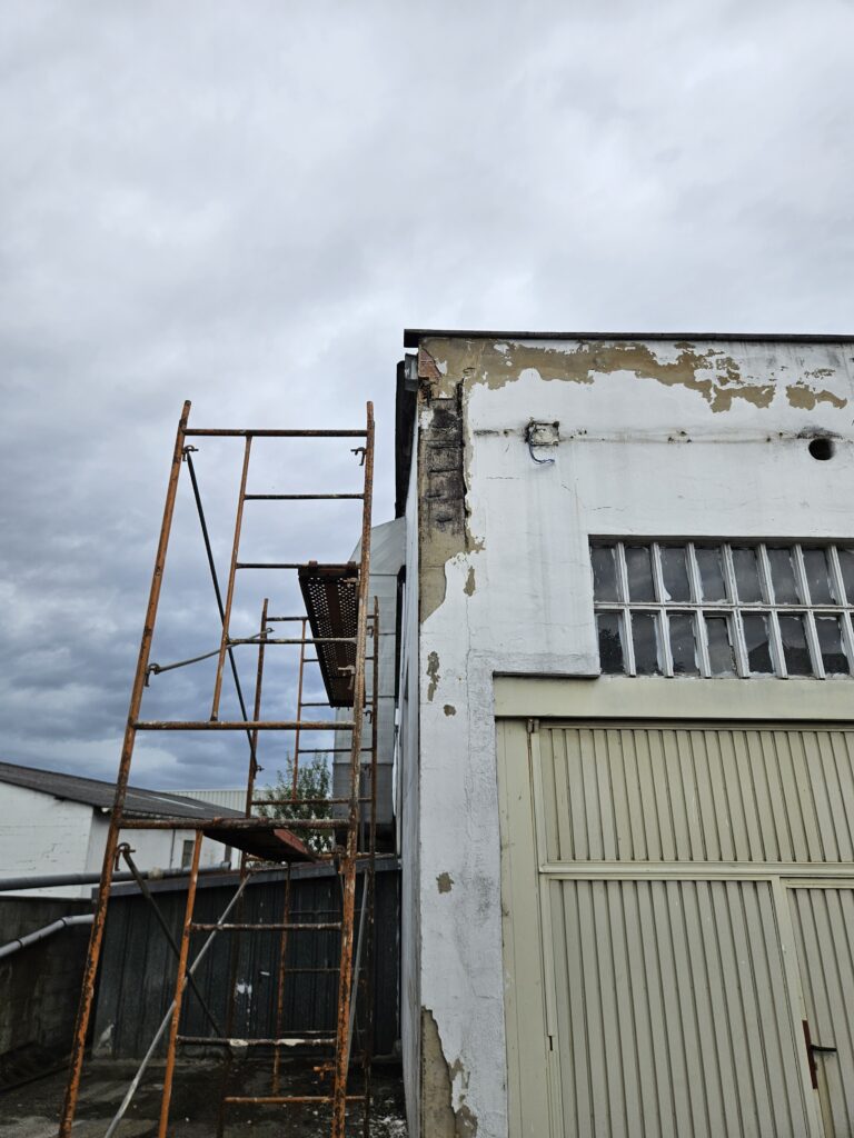 Fachada de vivienda en mal estado