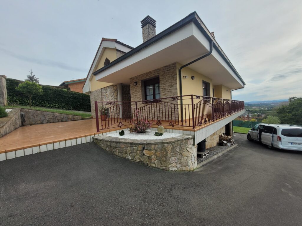 Exterior fachada restaurada vivienda