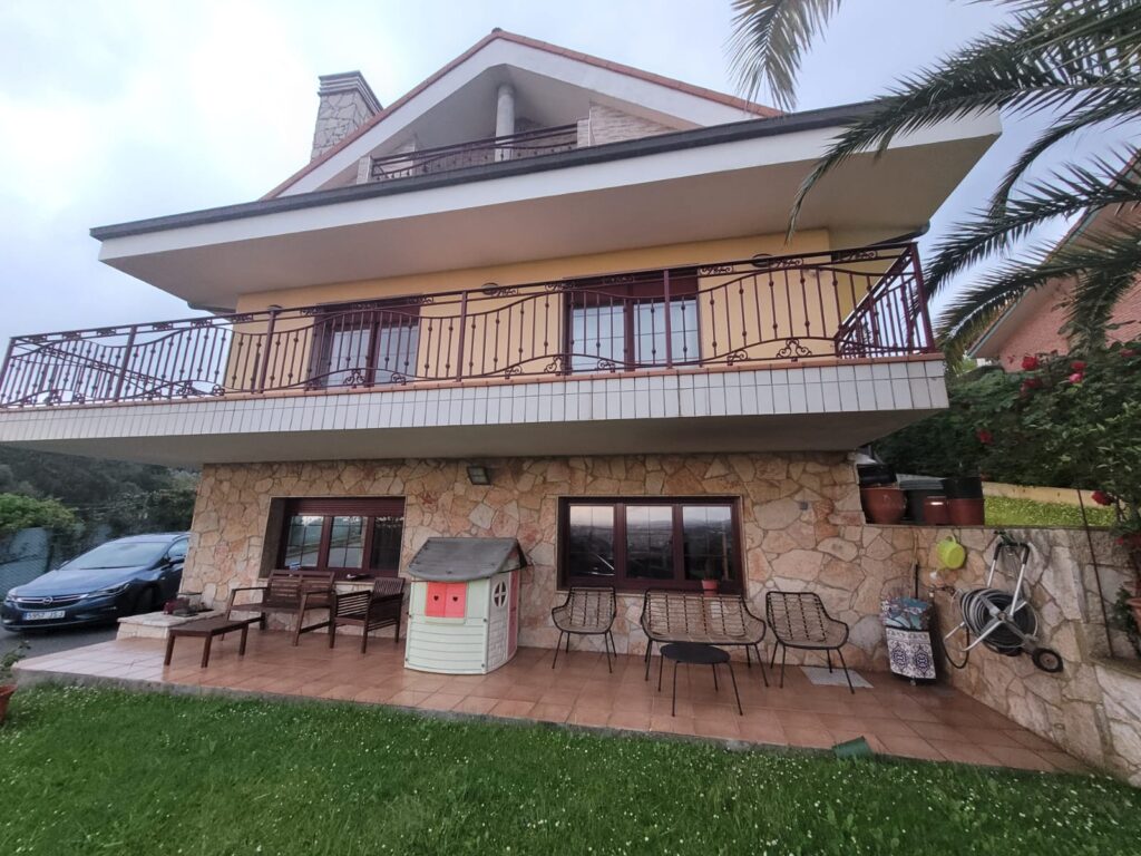 Exterior fachada restaurada vivienda