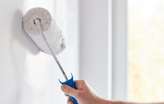 Rodillo pintando pared