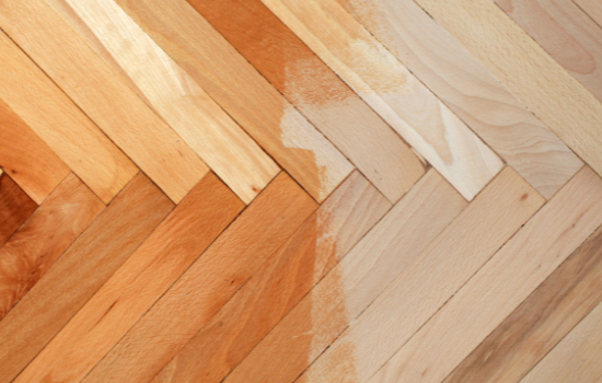 Suelo de madera barnizado