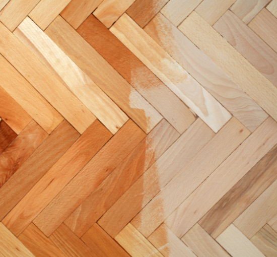 Suelo de madera barnizado